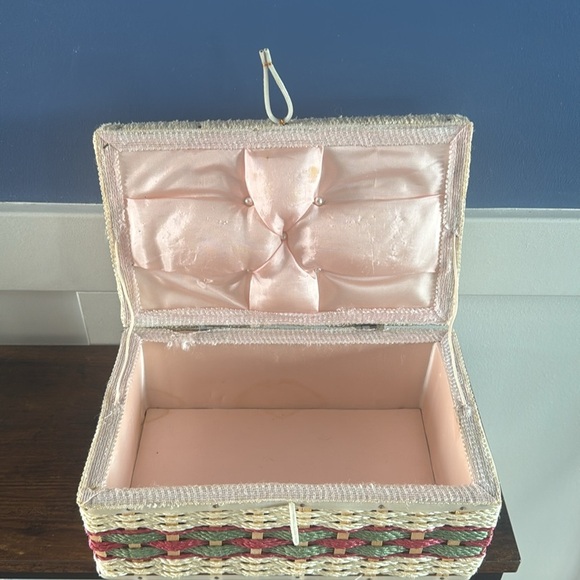 Vintage Wicker Sewing Box pink floral embroidered Lid with Built-in Pin Cushion - Picture 11 of 17